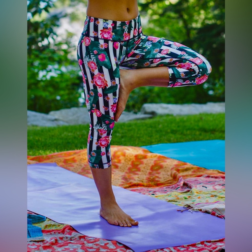 Lululemon 🍋 Wunder Under Crop Leggings, Black & White Floral, Women’s Size 6 EUC